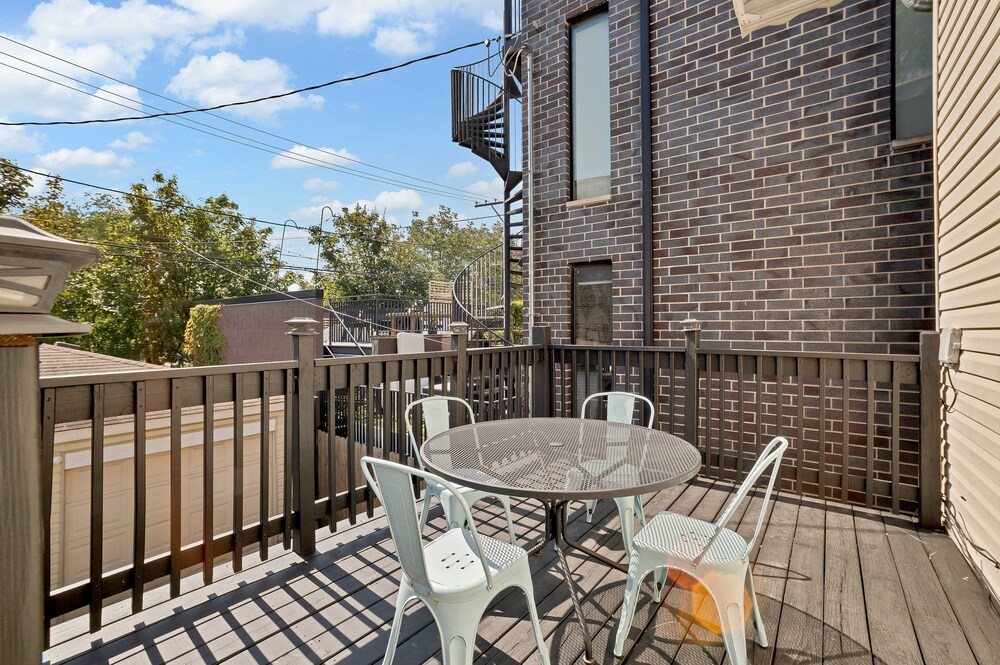 Newly Designed 3bd In Heart of Ukrainian Village by AllSet Turnover view 4