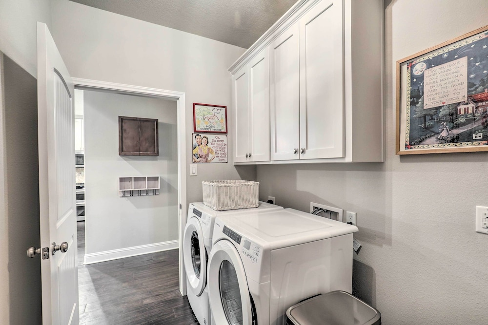 Gorgeous College Station Townhome w/ Patio! view 5