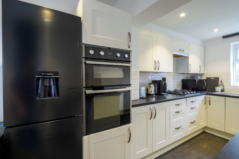 Dartford - 3 Bed House- Sleeps7 - Garden