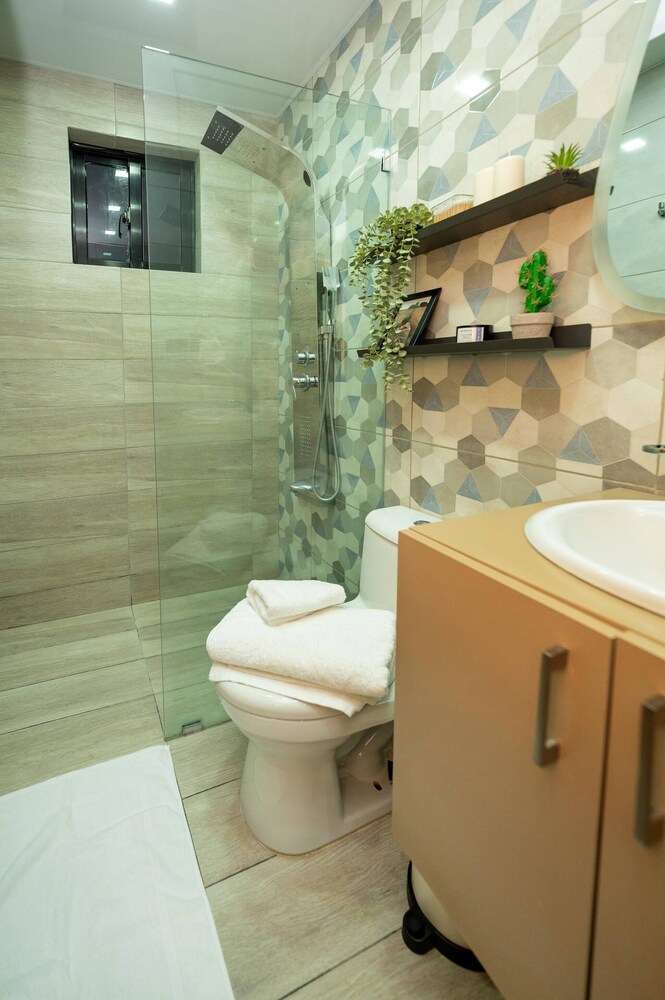 Dream Stay - Pool & Gym - 10min Airport & Homs