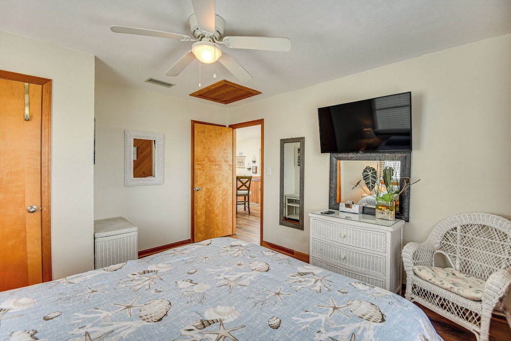 Walk to Beach + Restaurants: Outer Banks Retreat