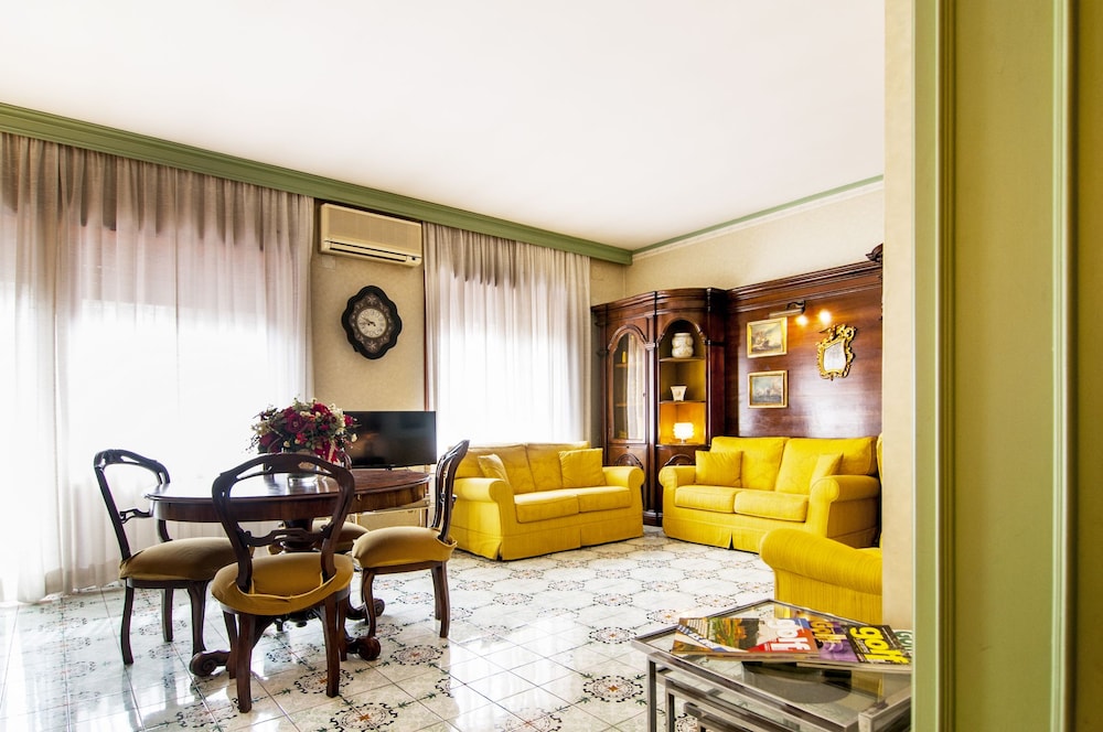 Aurelio & Vaticano Elegant Flat