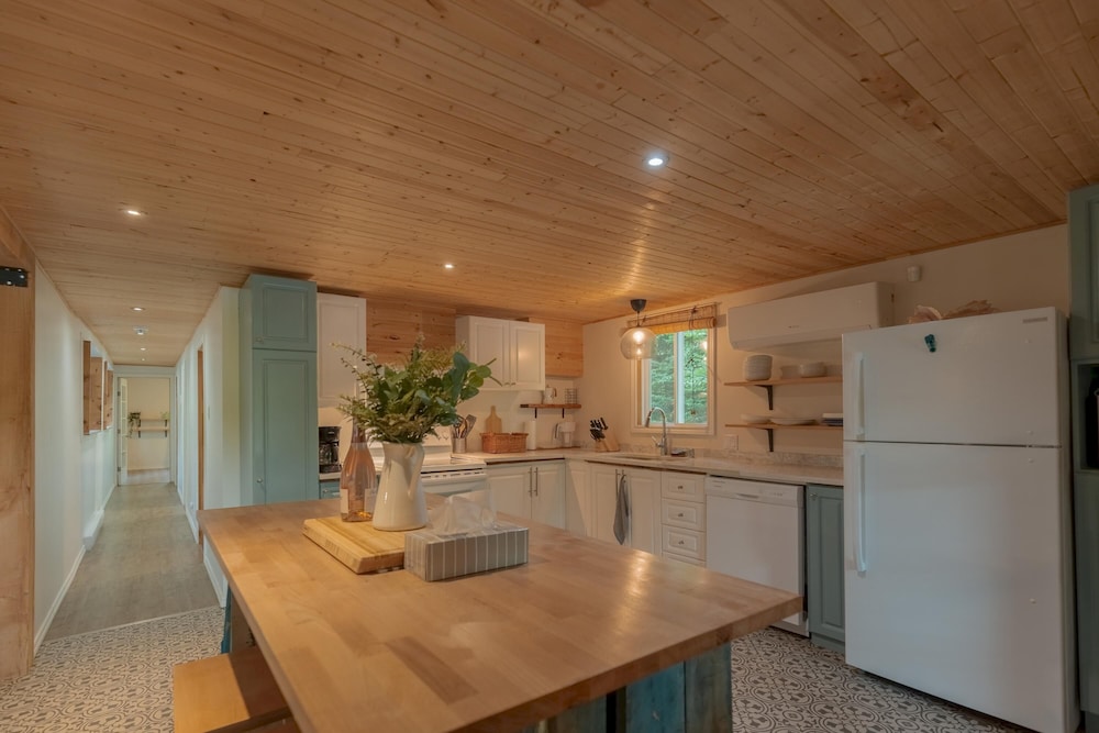 The Phoenix - Riverside Chalet With Beach