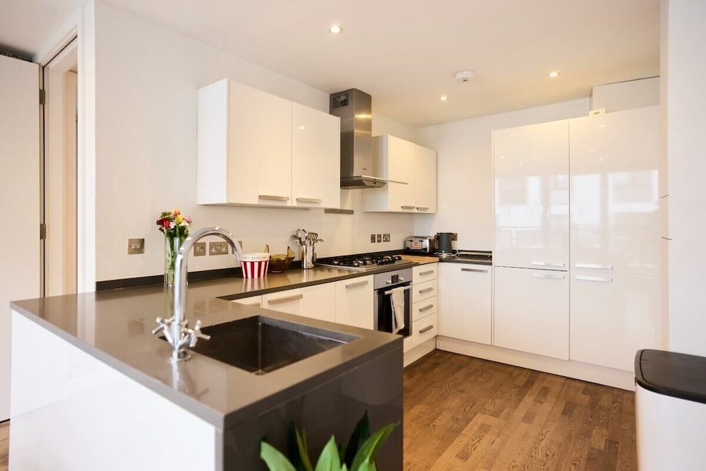 The Kensal Green Wonder - Bright 2bdr Flat With Balcony