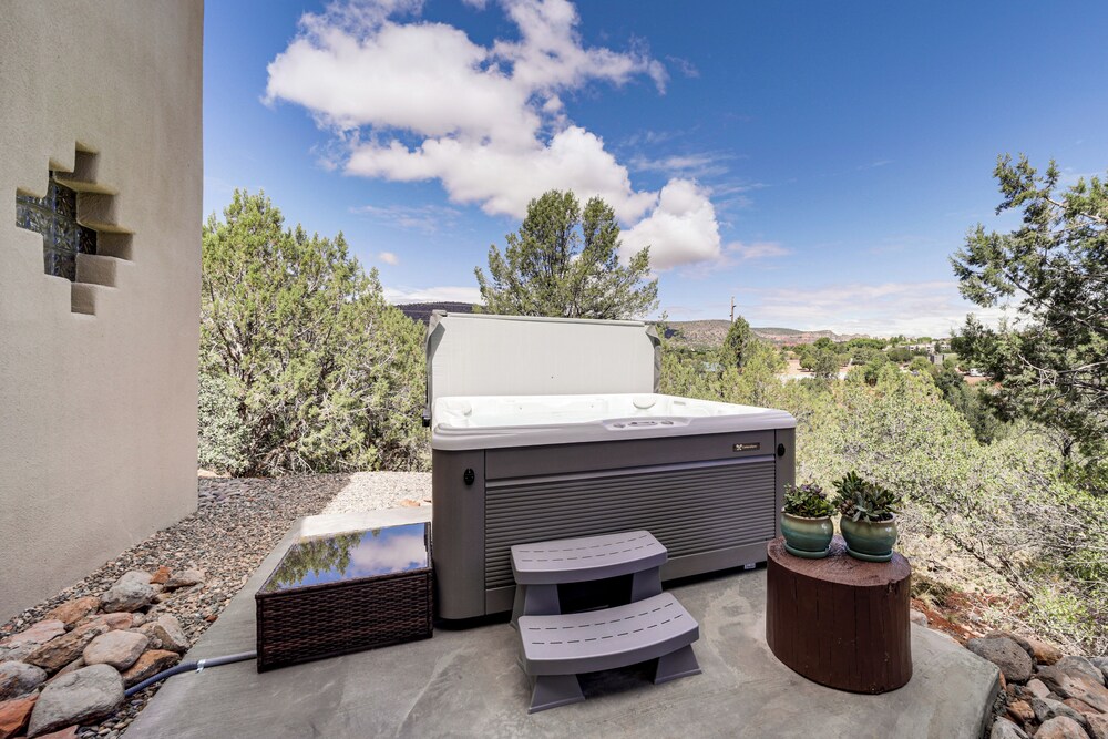 Hot Tub & Red Rock Views: Secluded Sedona Escape!