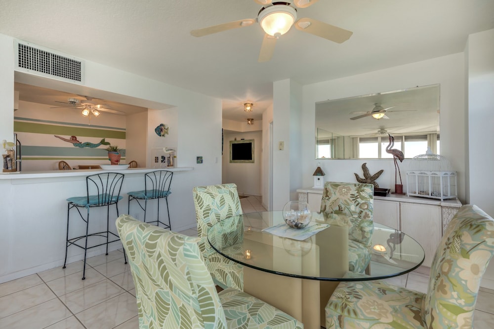 Bahia Vista 17-881 by Distinctive Beach Rentals