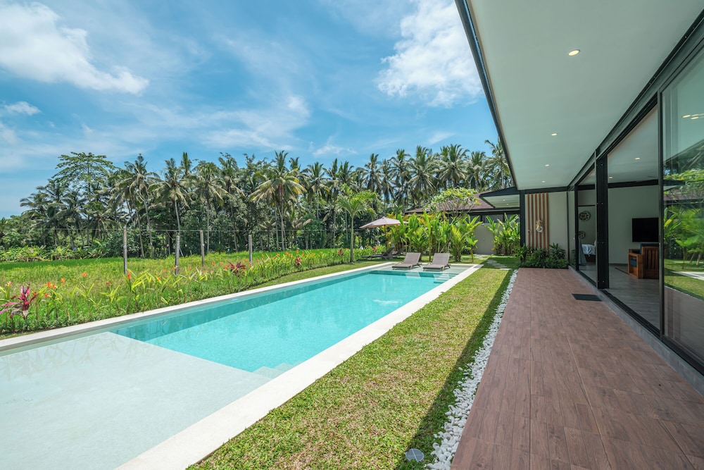 Xanadu - 5BR Ubud Designer Villa, Pool with Rice Fields Views