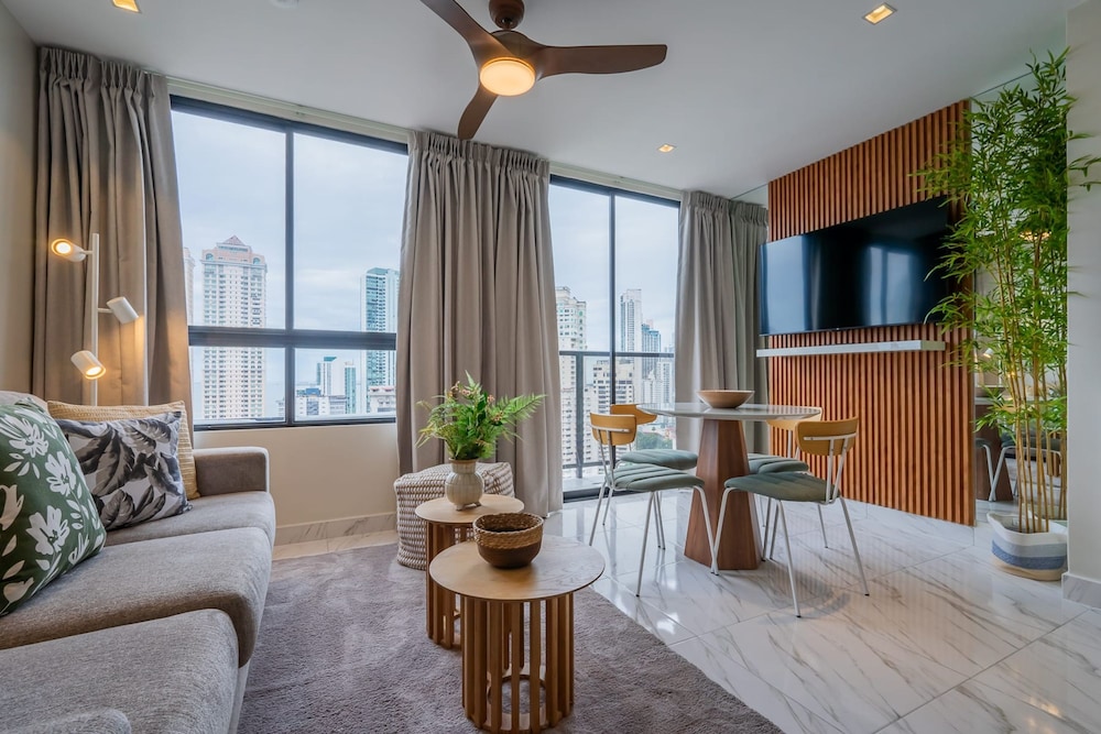 w Majestic 1BR w Beautiful View in Calle 50