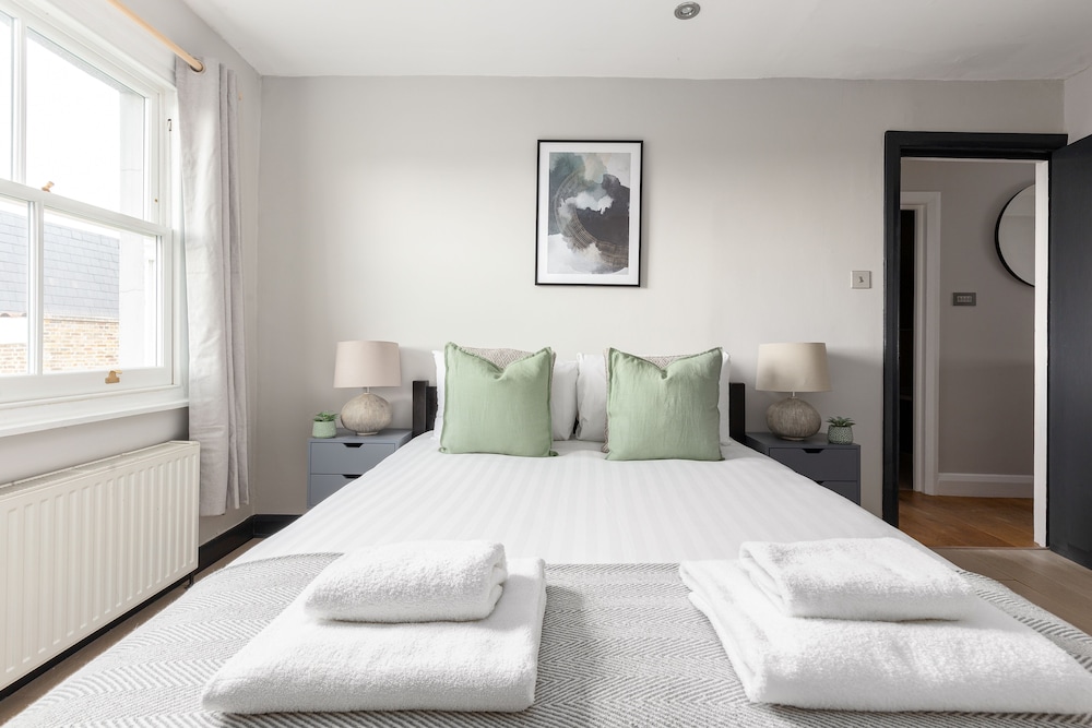Radiant 2 Bed Flat near Portobello