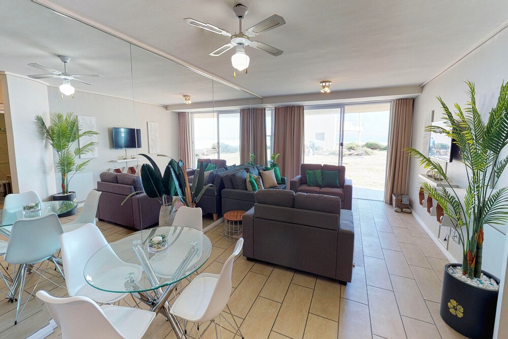 Luxury on the Beach, Lagoon Beach