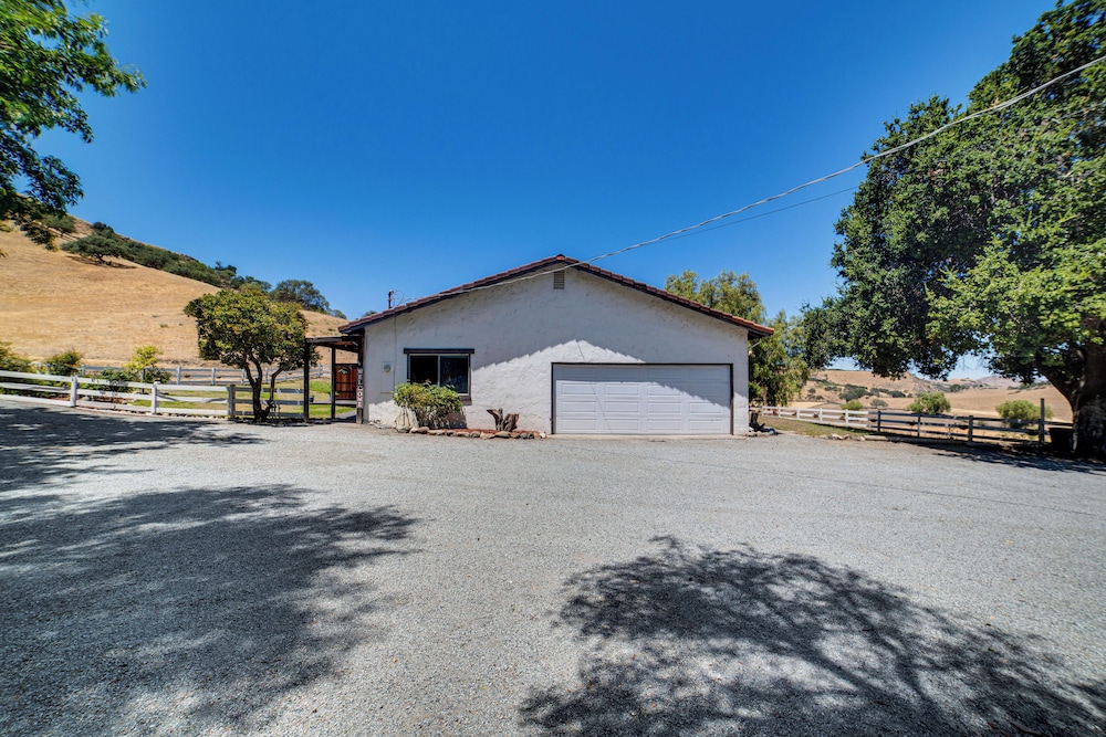 Fenced Yard & Outdoor Bar: Hillside Paicines Home!