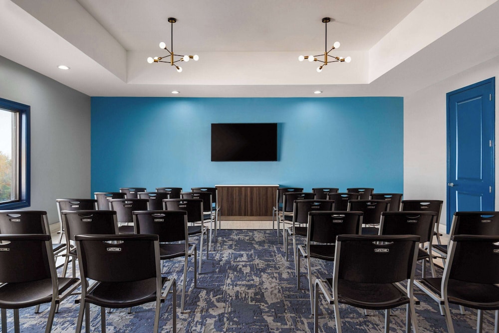 La Quinta Inn & Suites by Wyndham Gonzales LA