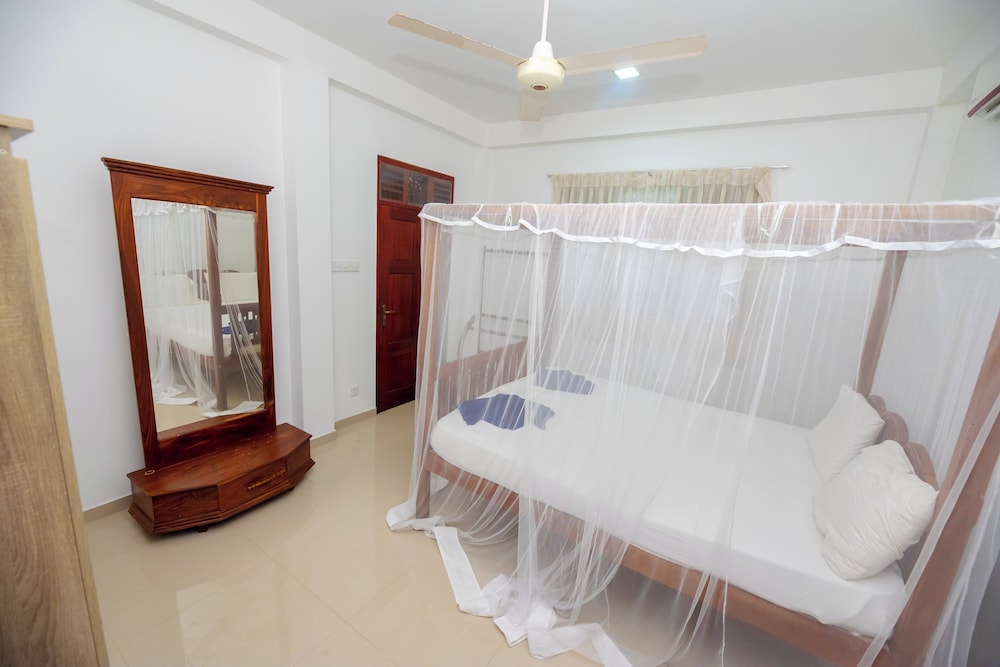 Villa Almond Leaf