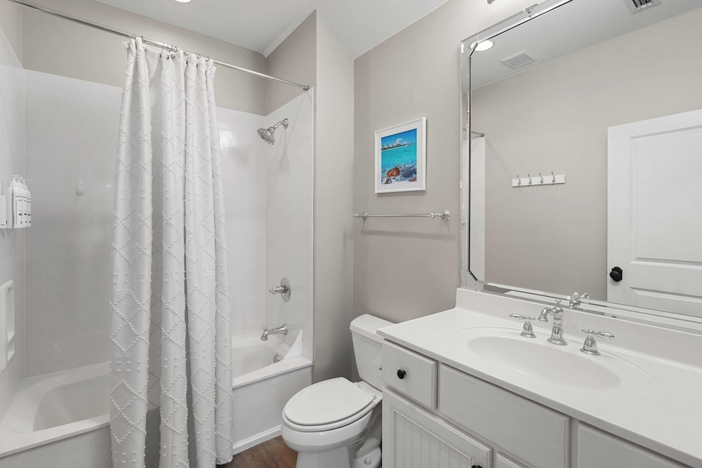 Golf Cart + Pool Access Near Baytowne & Beach Coral Starfish by Avantstay