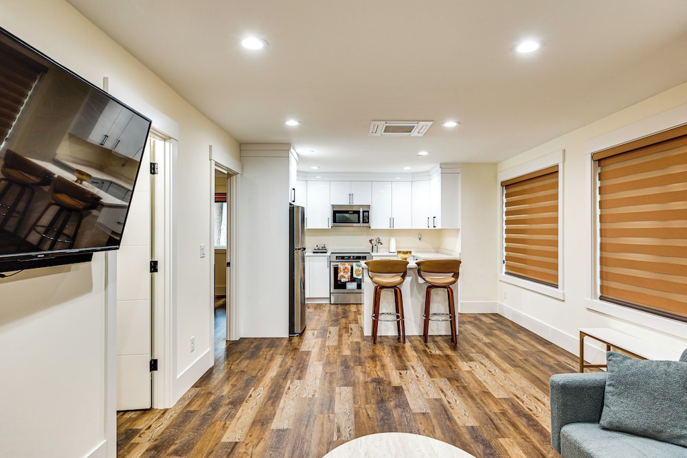 Quiet PNW Base: Walkable Apt in Normandy Park