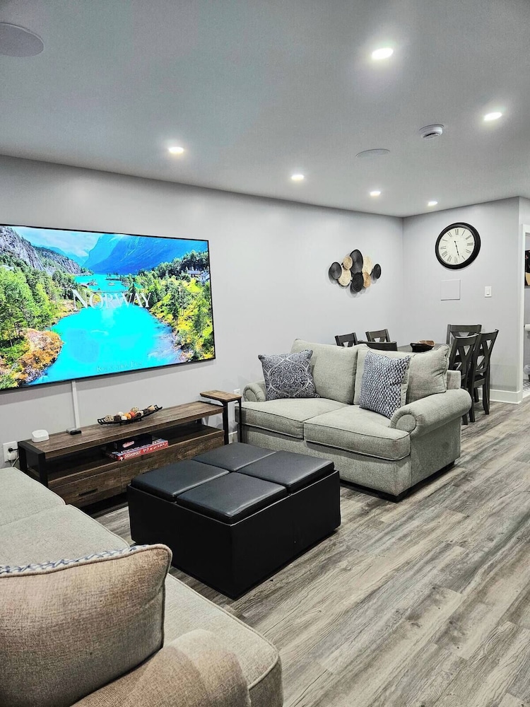 Cozy Home near City Center with Hot tub