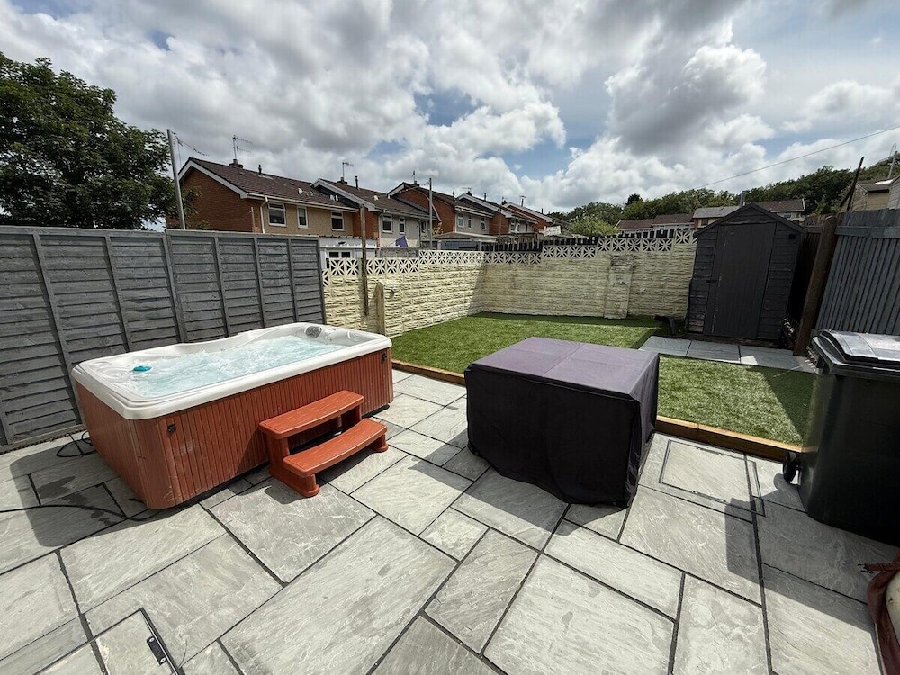 Family & Group Stay 3 Bedroom Swansea Home
