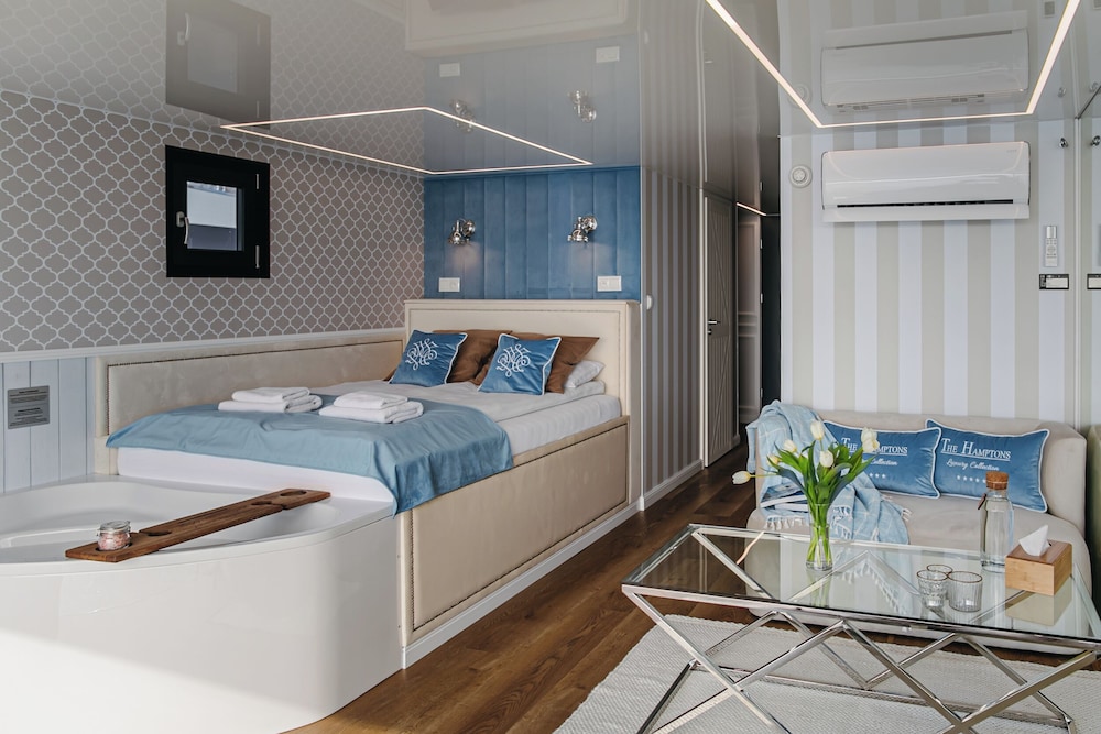HT Houseboats