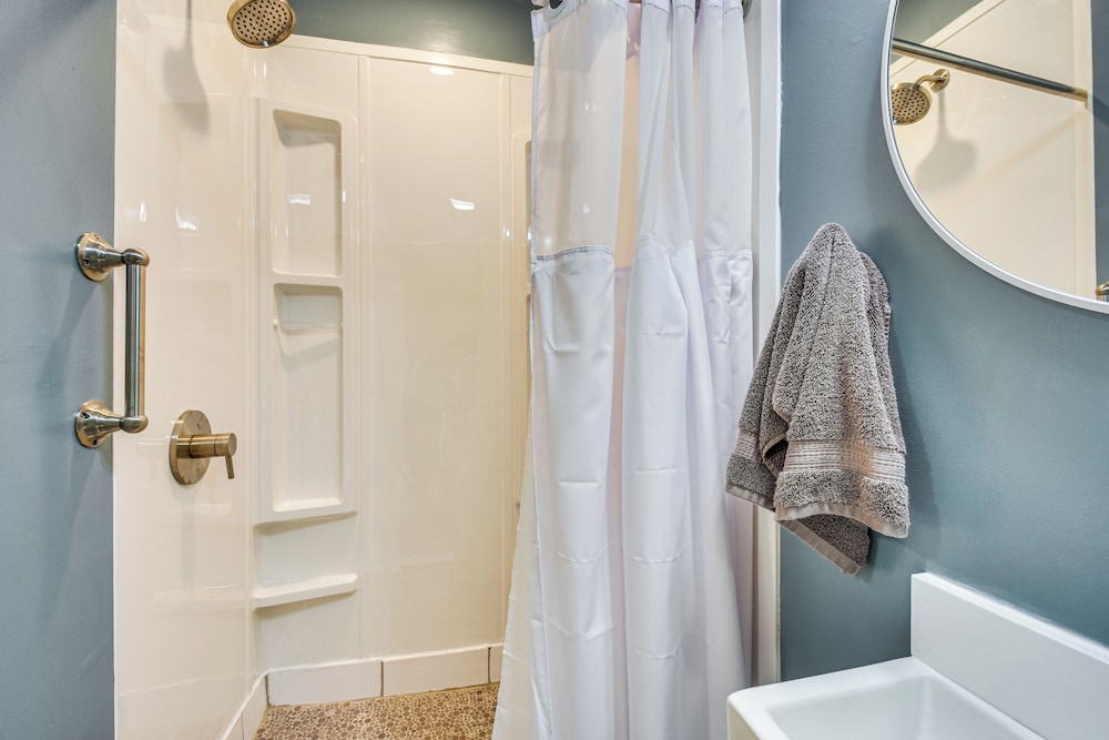4 Mi to Clemson : Pet-friendly Seneca Cottage