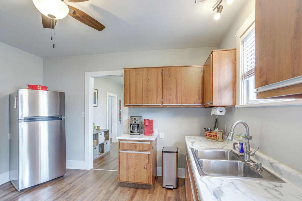 1 Mi to Water & Dtwn: Lake Erie Family Getaway