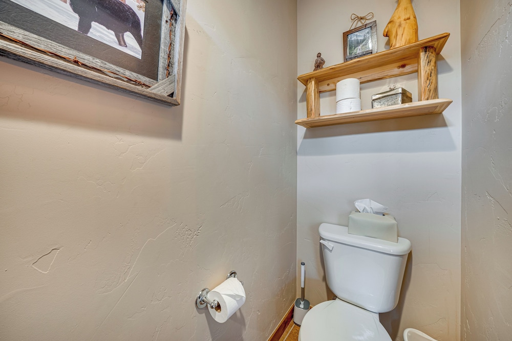 6 Mi to Winter Park Resort: Townhome w/ Hot Tub!