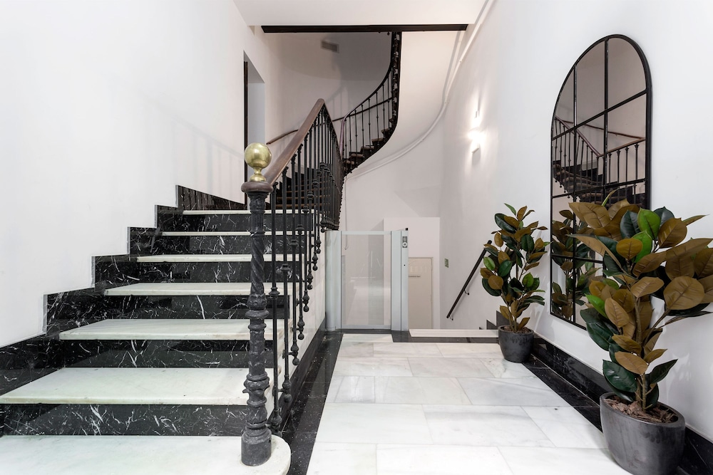 Lovely 2-bedroom Apartment in Exclusive Area of Madrid Madrazo V