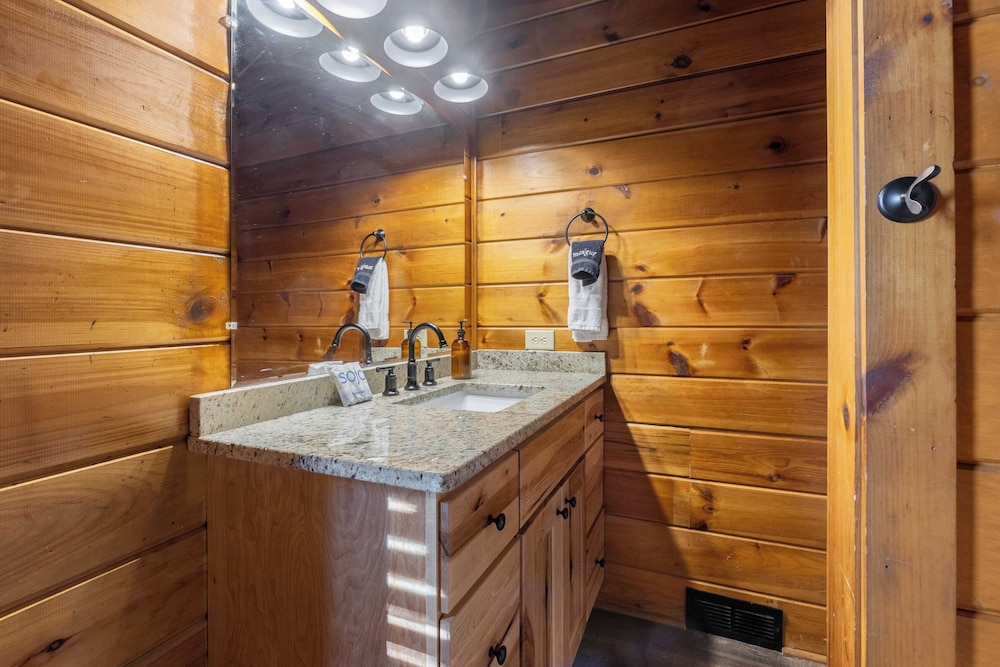 2 Cabins Game Room, Enclosed Porch, Hottub, Views Dudley I & II by Avantstay