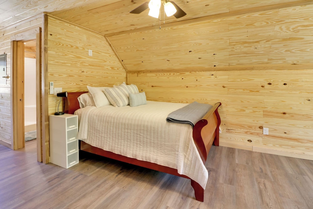 Cabin w/ Lake Access Near Talladega Nat'l Forest