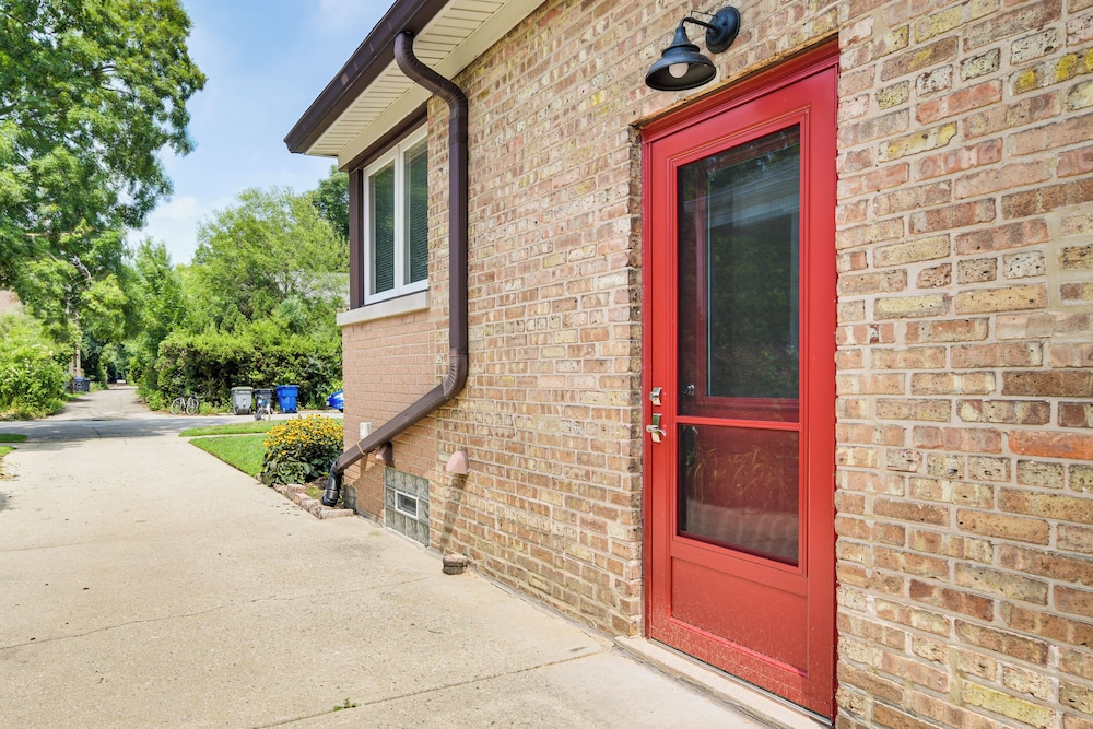 Pet-friendly Abode, 2 Mi to Dtwn Evanston!