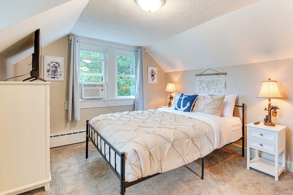 Recently Renovated Harveys Lake Retreat w/ Dock!