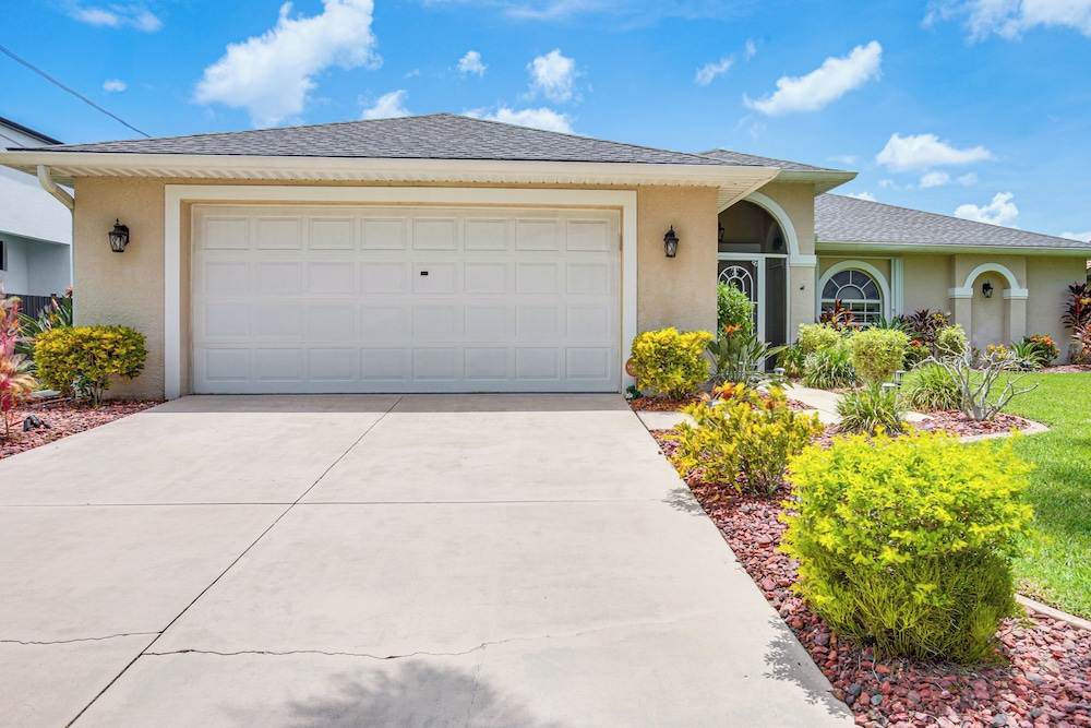 Game Room & Hot Tub: Easy Cape Coral Adventures