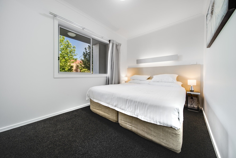 Spacious 2-bed Conveniently by Lake Tuggeranong