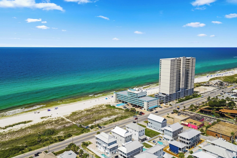 Gulf Views, Pool, Rooftop Lounge & Private Beach Heavenly Day by Avantstay