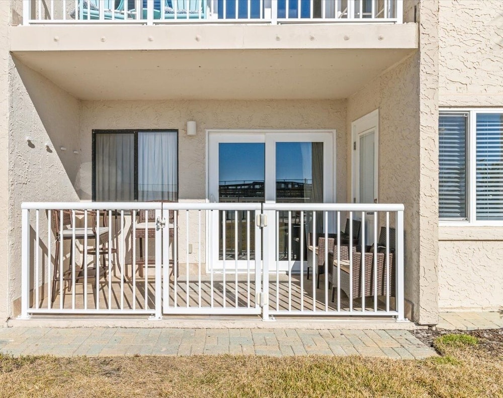 Holiday Surf & Racquet Club 118 2 Bedroom Condo by RedAwning