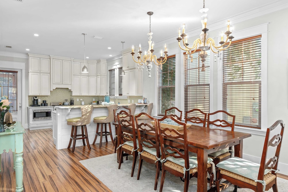 Seagrove Gardens Mins to the Beach, Santa Rosa Retreat w/ Golf Cart, A+ Design