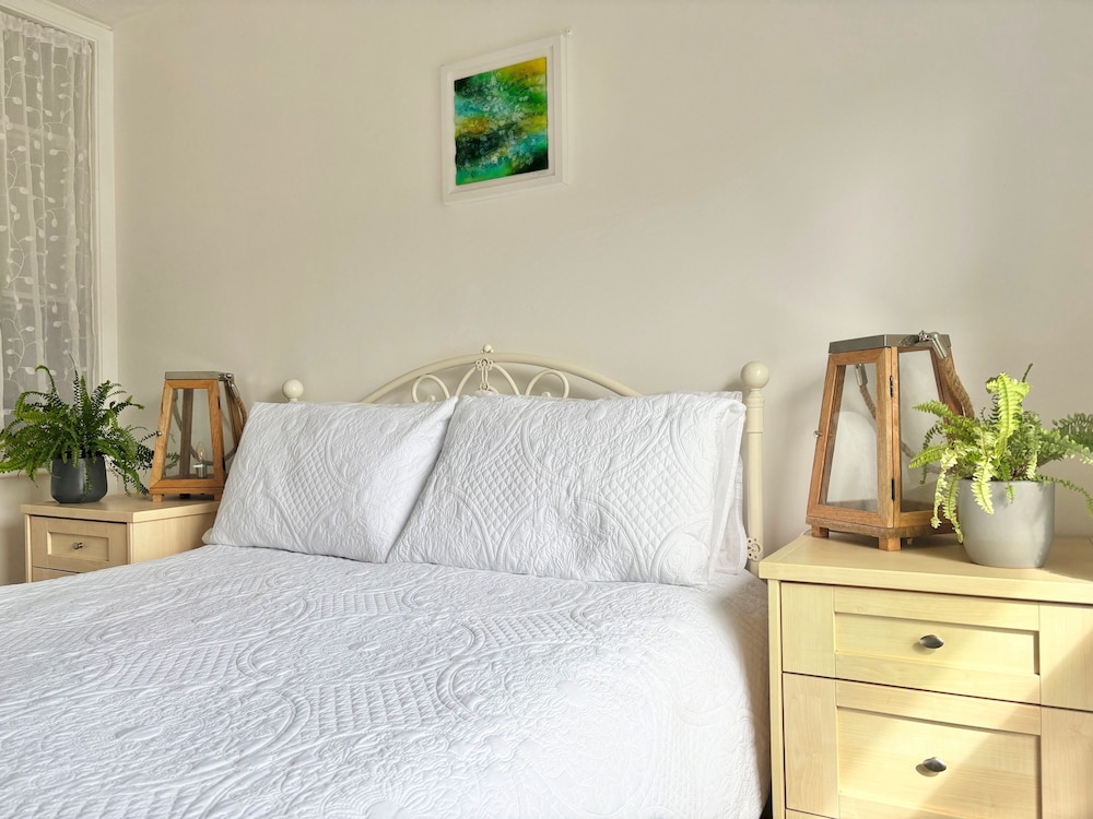 Bright Welcoming Falmouth Home Garden Parking