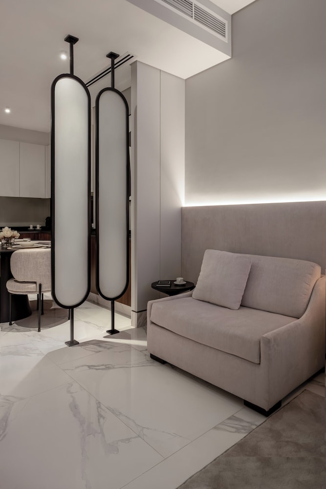 Lusso Hometels J One