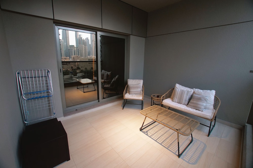Clever Guest Elite Downtown studio