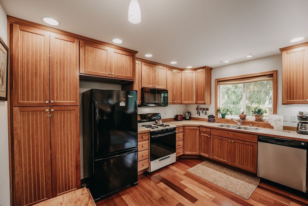 77mbr - Wi-fi - Fireplace - Pets Ok - Bbq 3 Bedroom Cabin by RedAwning