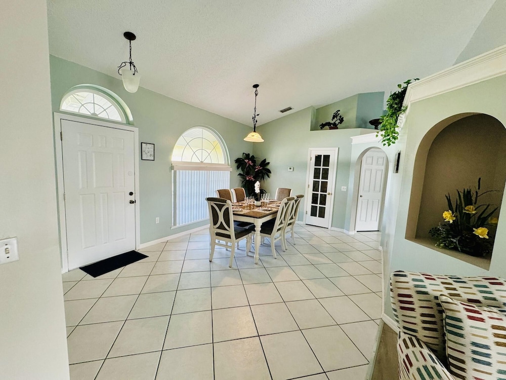 Amazing 3/2 Vacation Home With Private Pool!!