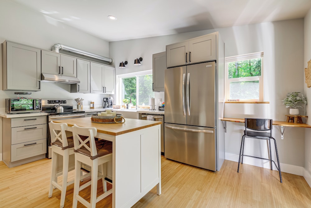 Deck, Hot Tub & Views: Sleek Getaway in Index!