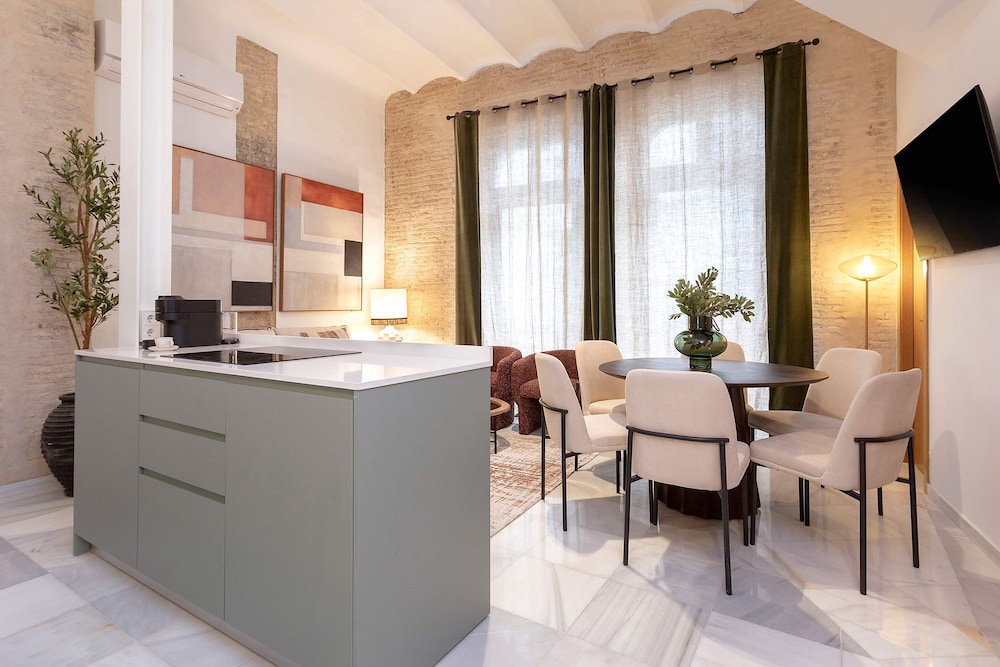 Cozy 3BD Duplex in Seville Center Gran Poder II