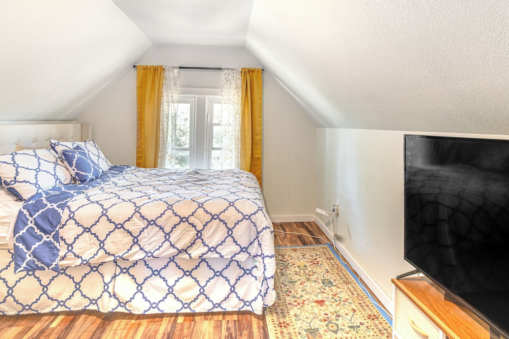 2 Mi to Dtwn Milwaukee: Family Home w/ Yard