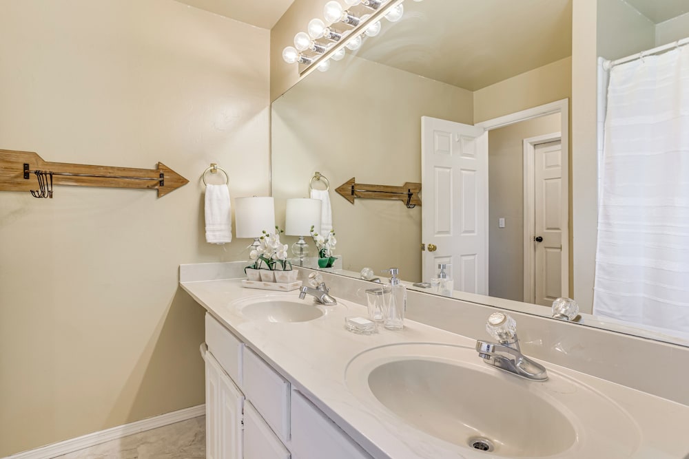 < 1 Mi to Oak Tree National: Cozy Getaway!