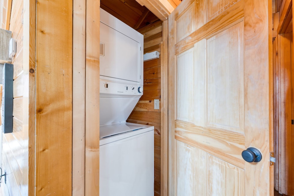 Cozy Cabin Hot Tub Balcony Golf Simulator Near Pigeon Forge Smoky Mountain Group Retreat Mountains Are Calling by Avantstay