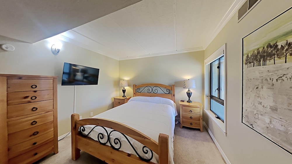 Spacious 3 Bed 3 Bath Condo with 3 Spas and Great View - Just Steps Away from Ski Adventure! by RedAwning view 2