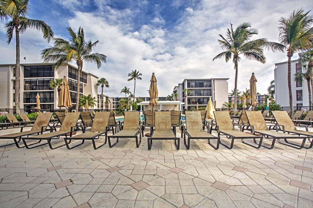 Sanibel Island Studio: Pool Access, Walk to Beach