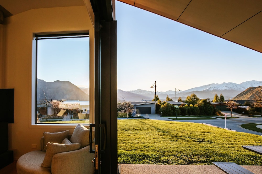 Wanaka Vacations - On The Rocks - Spacious - Property Image 1