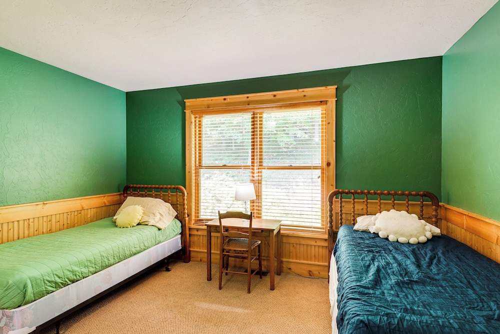 Hamlin Lake Retreat: Spacious Stay for Groups!