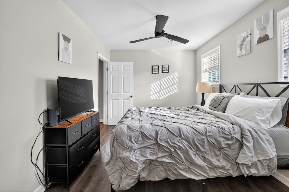 Spacious 4br Mozley Park Home With Fenced Yard 4 Bedroom Home